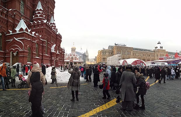 Сотрудники Центрофинанс и их дети на экскурсии по Москве