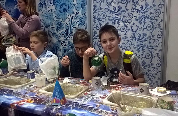 Процесс по украшению ёлочных игрушек был увлекательным занятием и для детей и для родителей